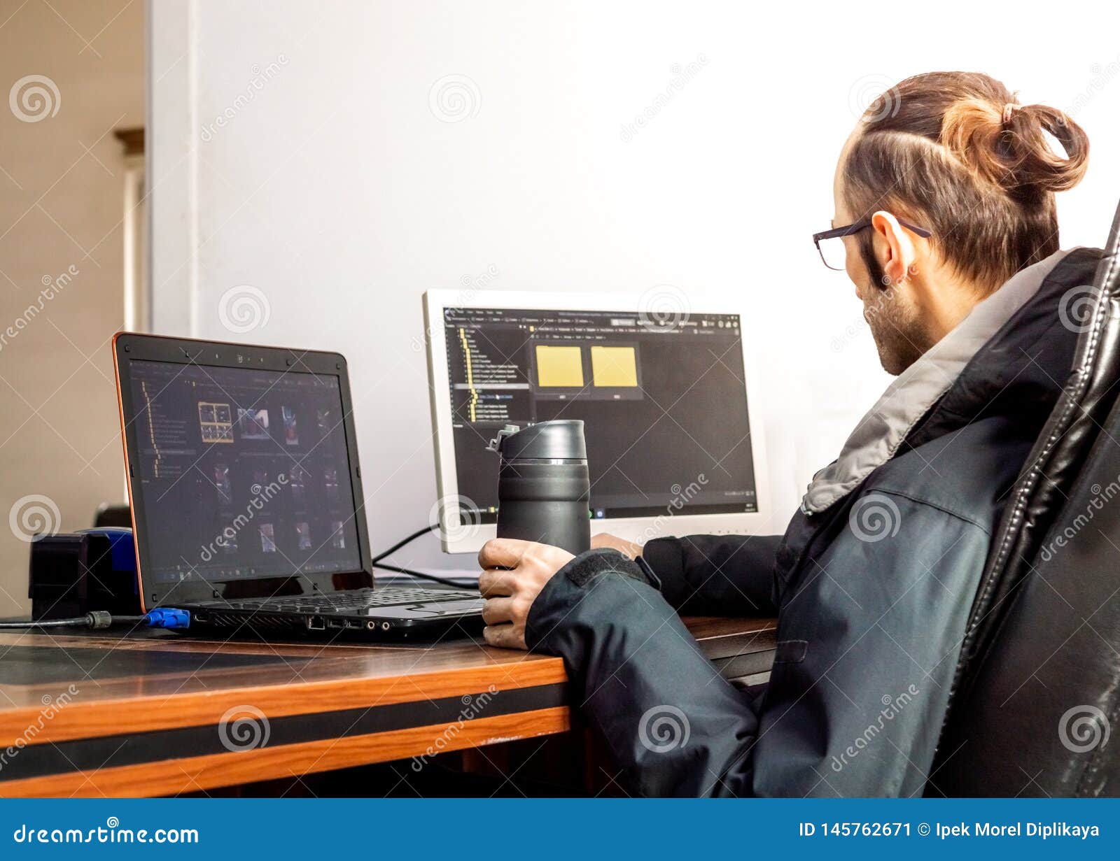 Produce Bandido Emborracharse Hombre De Negocios Moreno Joven Que Sostiene El Termo Con El Café De La  Mañana Que Trabaja En La Oficina Imagen de archivo - Imagen de estudiante,  empresario: 145762671