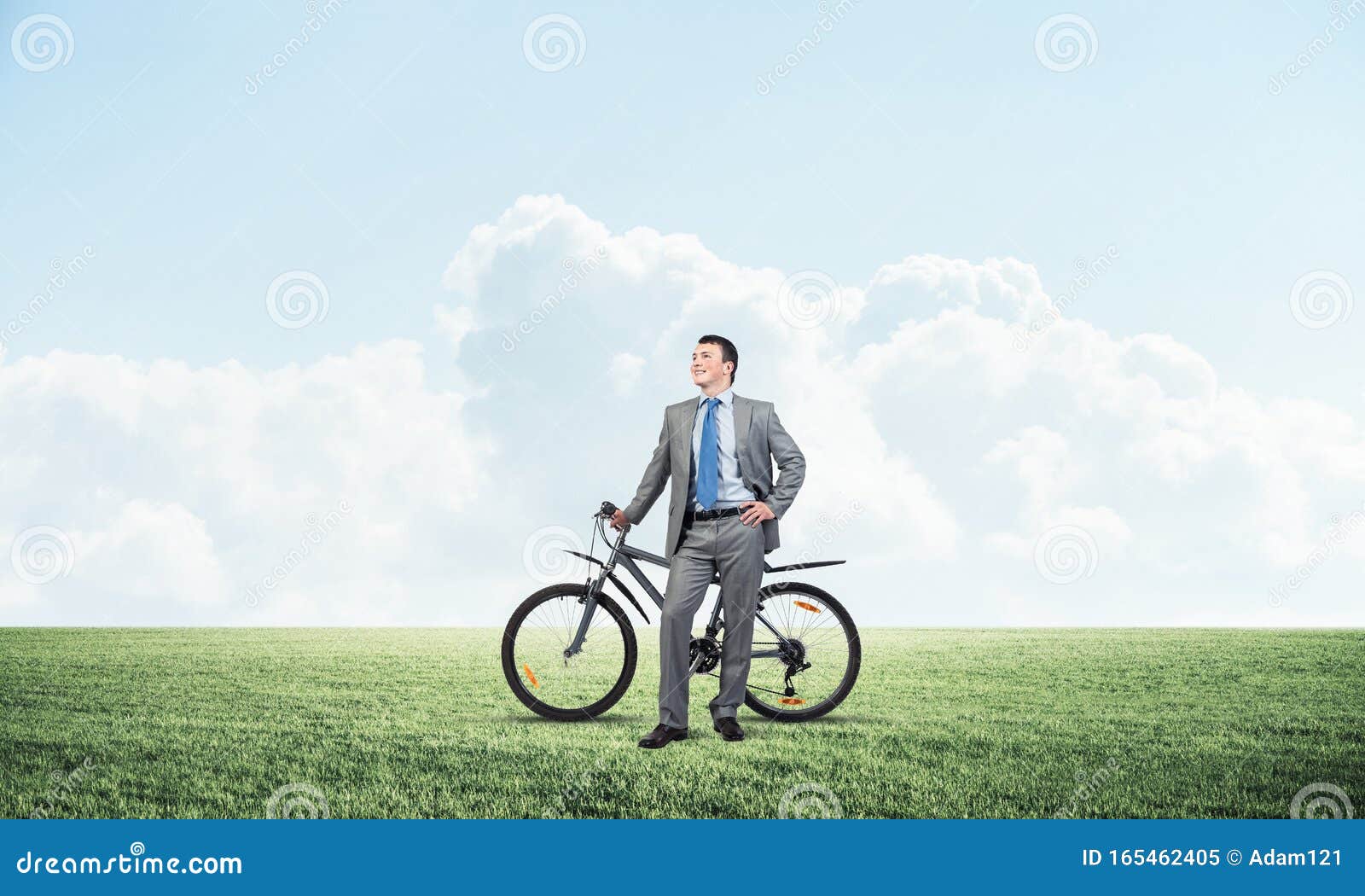 Retrato De Un Ciclista Sobre El Fondo Del Cielo De Un Hombre Con