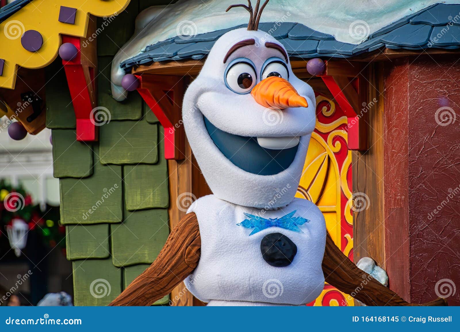 Hombre De Nieve De Olaf En El Desfile De Navidad Imagen editorial - Imagen de desfile, nieve: 164168145