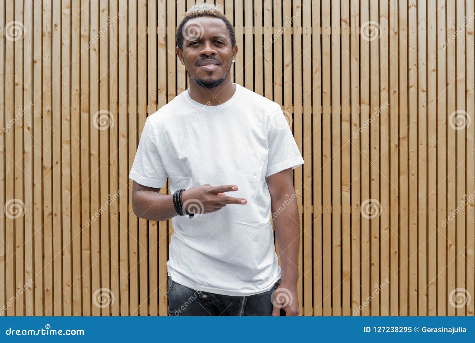 Hombre De Piel Morena Atractivo En La Camiseta Blanca Que Muestra La  Muestra De La Victoria Imagen de archivo - Imagen de espacio, hombre:  127238295