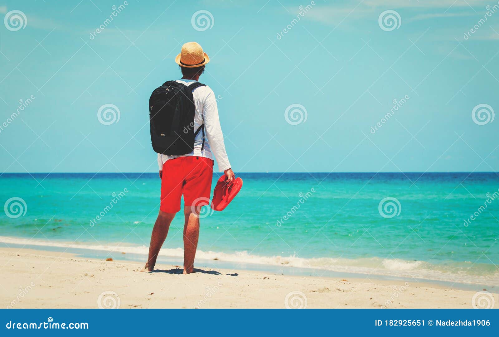 Hombre De Trabajo Remoto Con Mochila Y Laptop En La Playa Imagen de archivo  - Imagen de arena, océano: 182925651