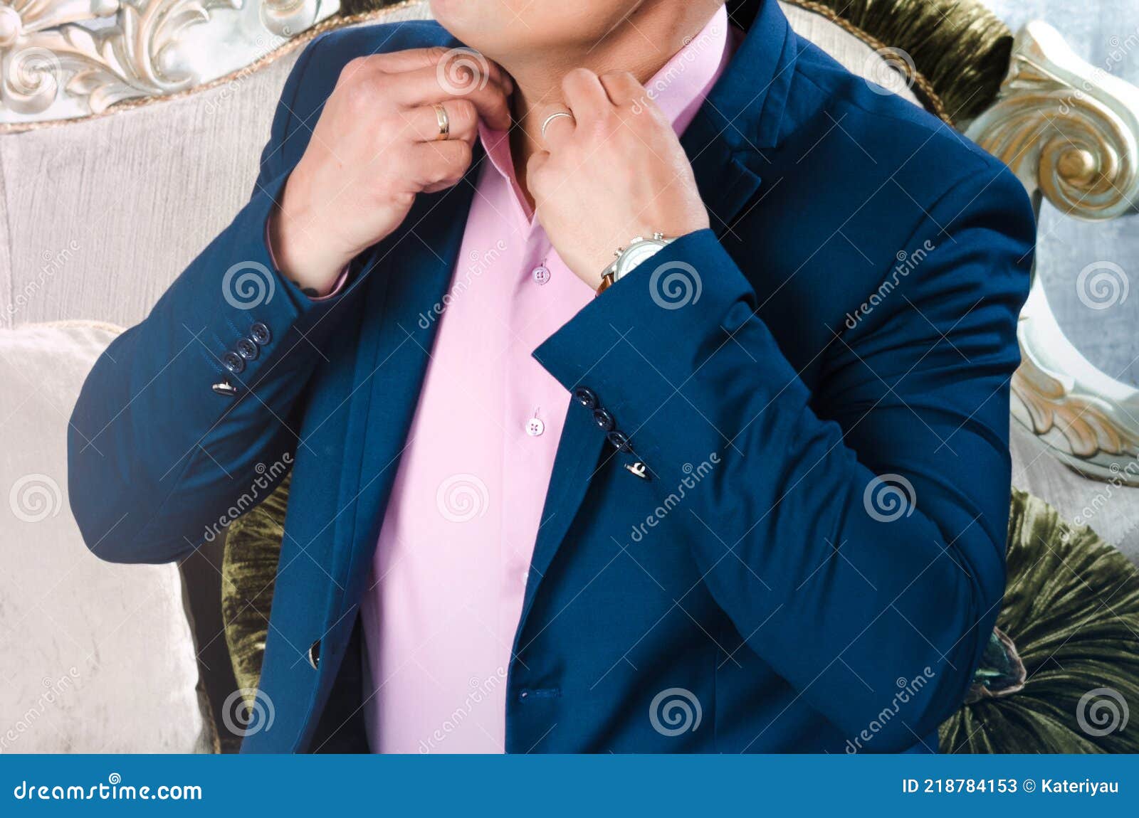 mano Búsqueda Prosperar Hombre De Traje Azul Y Camisa Rosa Endereza Cuello Imagen de archivo -  Imagen de pelo, fondo: 218784153