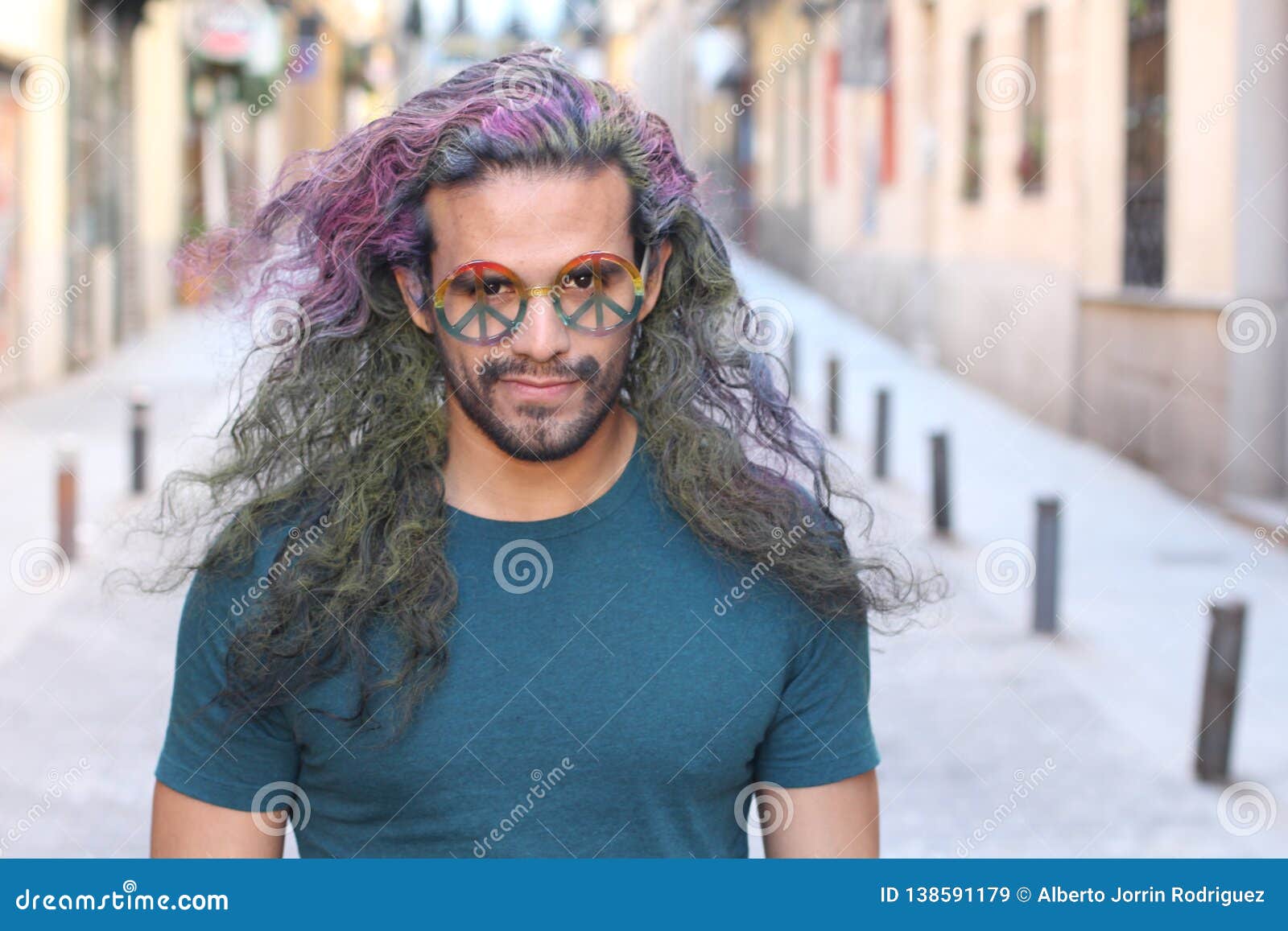 Hombre Del Hippie Con El Peinado Colorido Largo Imagen de archivo - Imagen  de retrato, gente: 138591179