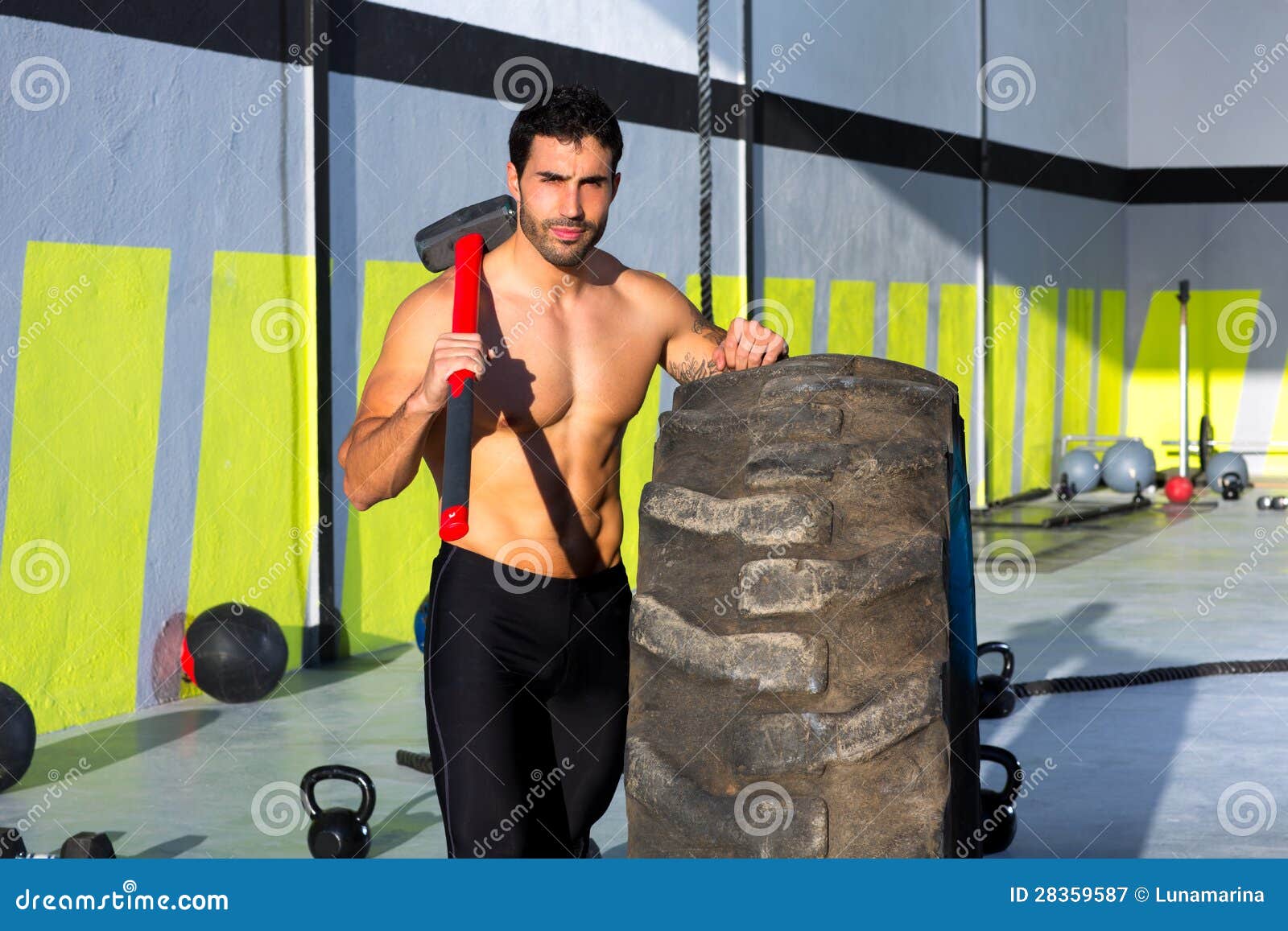 Hombre Del Martillo De Trineo De Crossfit En El Gimnasio Relajado Imagen de  archivo - Imagen de edificio, adulto: 28359587