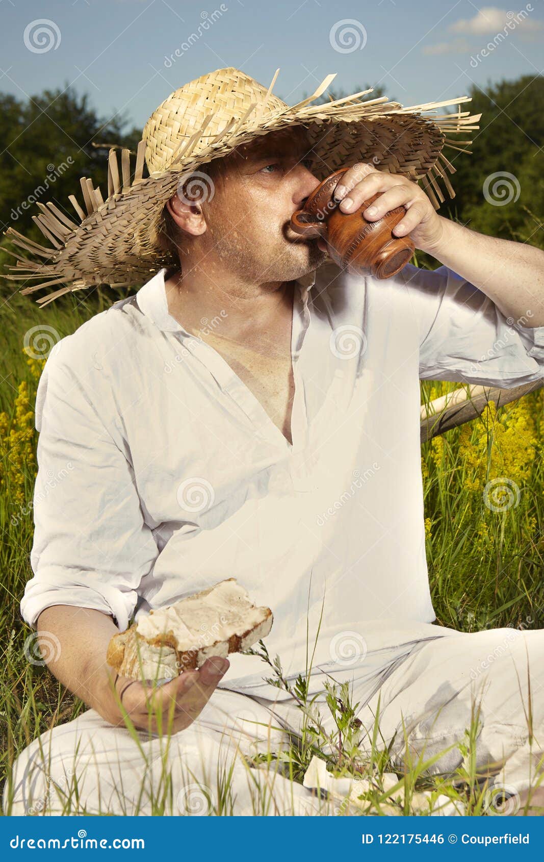 Hombre Del País En Sombrero Paja Que Bebe En Día Soleado de archivo - Imagen de siega: 122175446