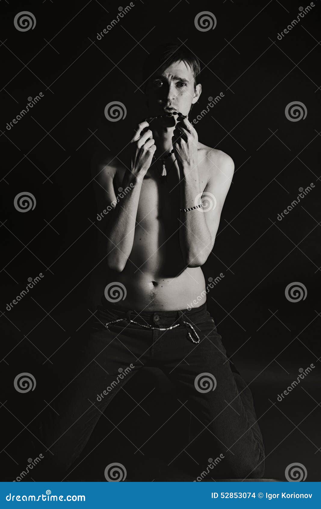 Hombre Desnudo Delgado Joven Foto de archivo - Imagen de negro, oscuro:  52853074