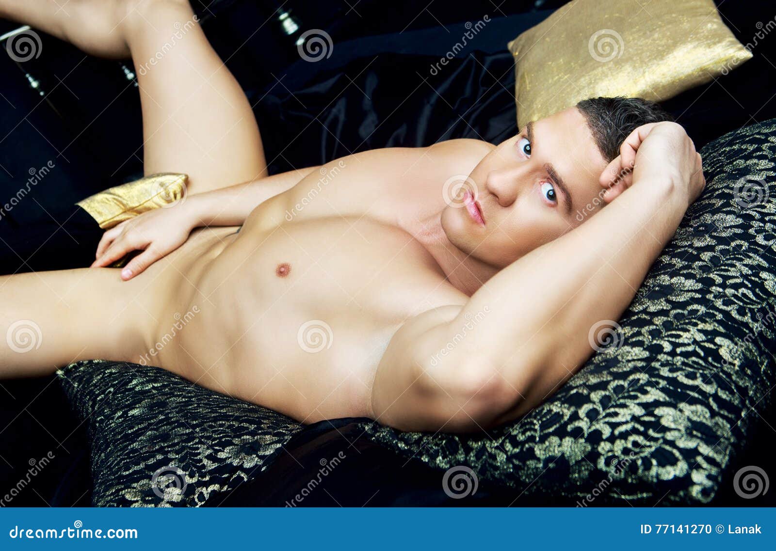 Hombre desnudo en cama foto de archivo. Imagen de cama - 77141270