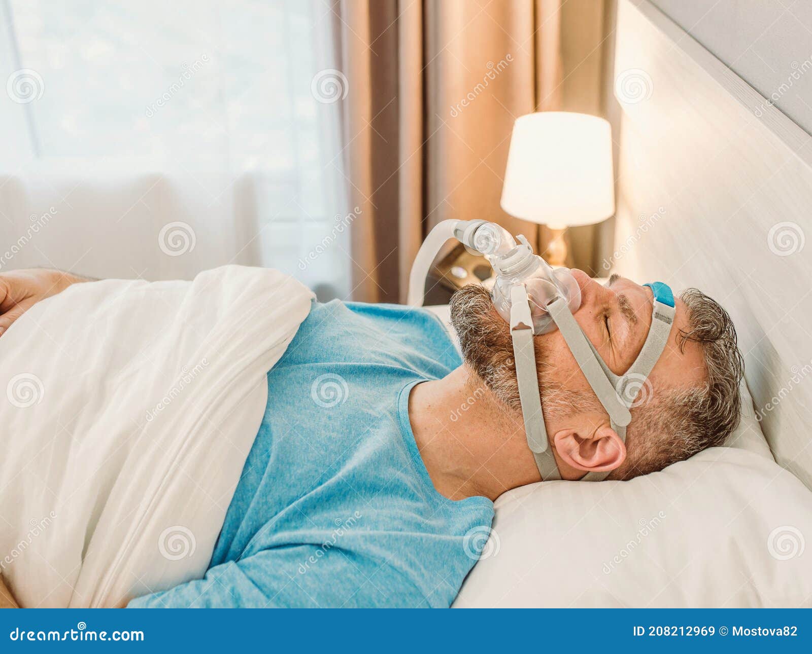 Hombre Dormido Con Problemas Crónicos De Respiración Considera Usar La Máquina  Cpap En La Cama. Imagen de archivo - Imagen de cuidado, médico: 208212969