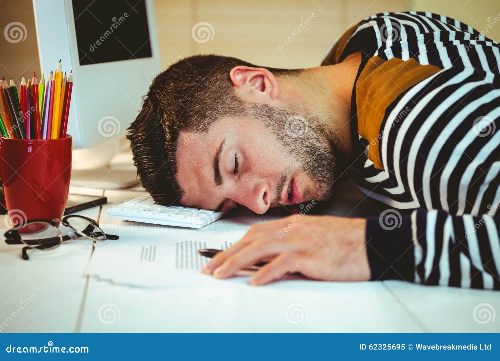 Hombre Dormido En Su Escritorio Imagen de archivo - Imagen de elegante,  adulto: 62325695, image size:1600x1157