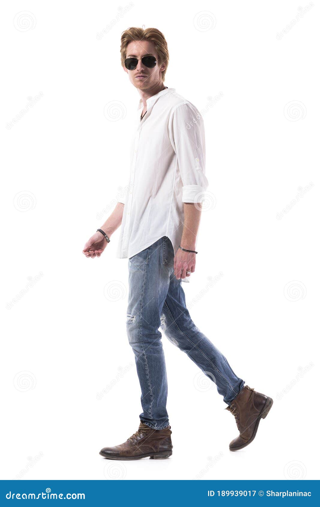 Hombre Genial Caminando Relajado Usando Jeans Camisa Y Gafas Sol Imagen archivo - Imagen de mirando, pelo: 189939017