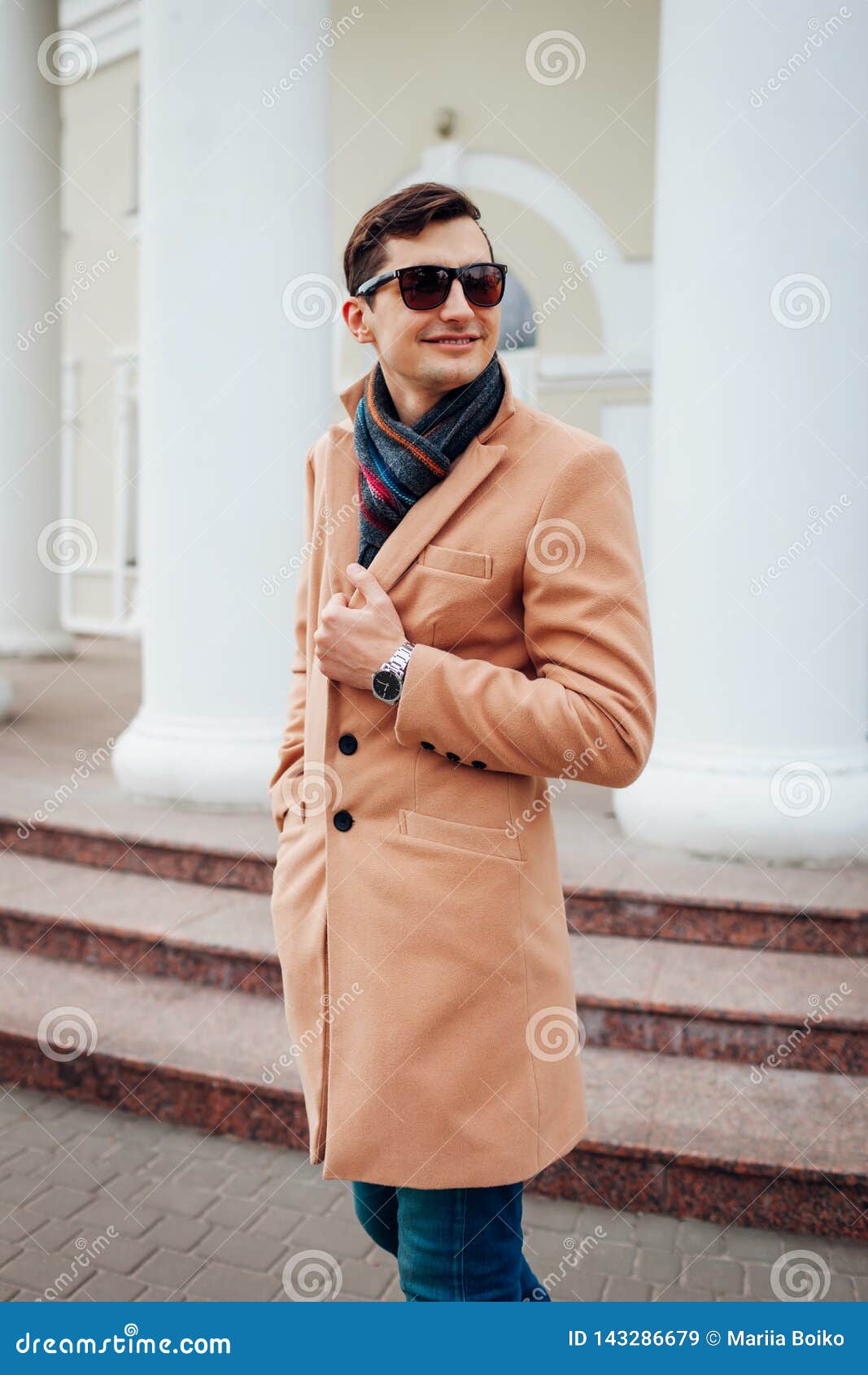Hombre Elegante Que Camina Ciudad Individuo Hermoso Que Lleva La Ropa Y Los Accesorios Clásicos Moda De La Calle Imagen archivo - Imagen de confidente, 143286679