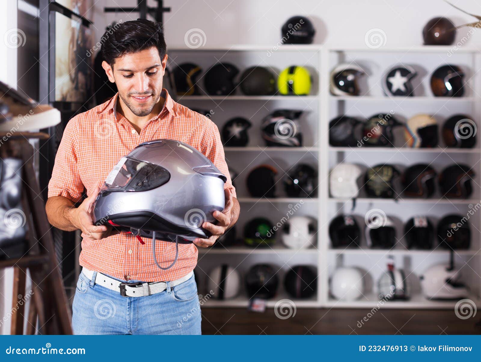 Hombre Eligiendo Casco Moto Imagen de archivo - Imagen de estantes, casco:  232476913