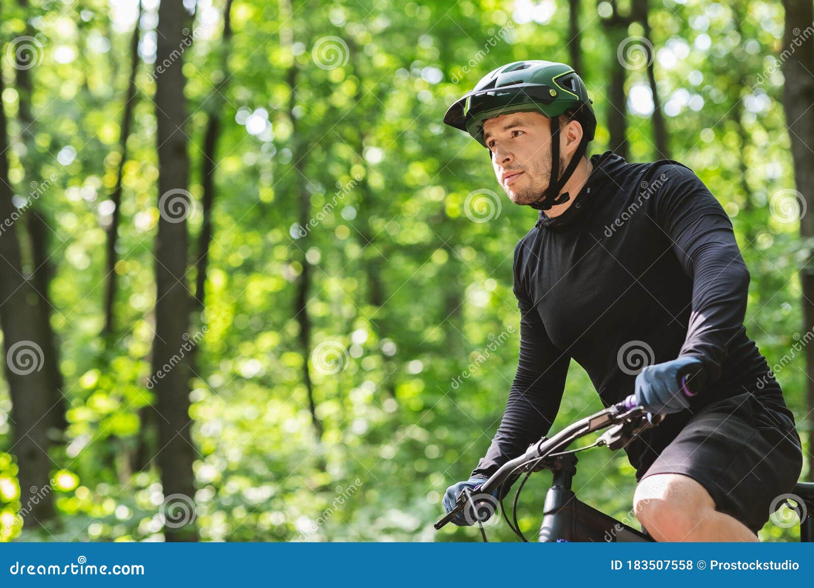 Hombre En Bicicleta De Casco Foto de archivo - Imagen de actividad, bici:  183507558