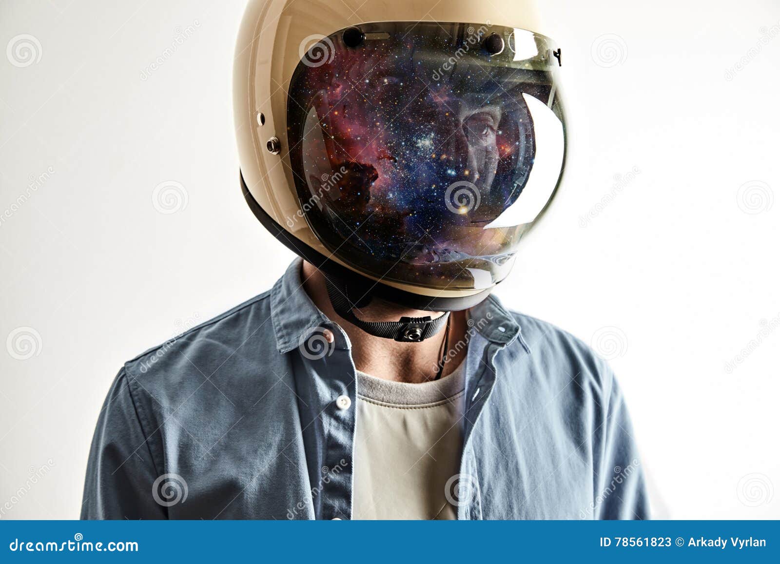 Hombre En Casco Con El Estrellado En El Escudo Imagen de - Imagen de luna, viaje:
