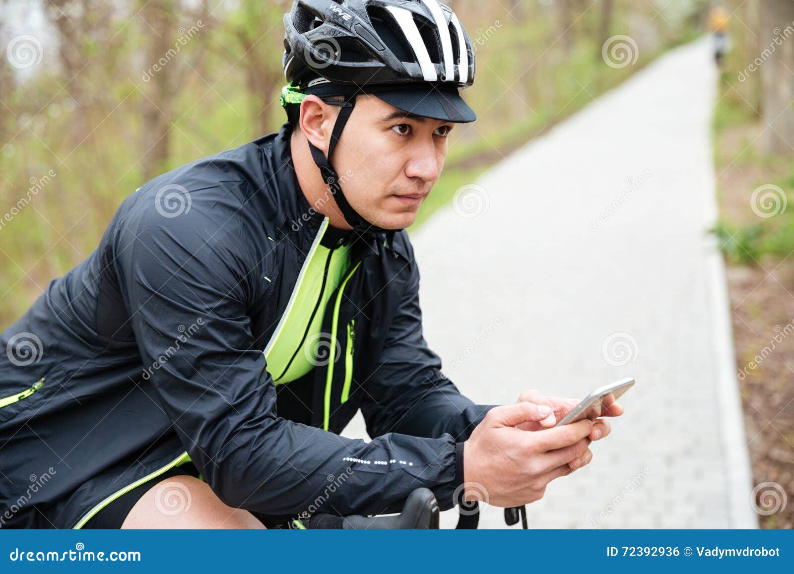 Hombre En Casco De La Bici Con La Bicicleta Usando El Teléfono Celular Foto  de archivo - Imagen de teléfono, bici: 72392936