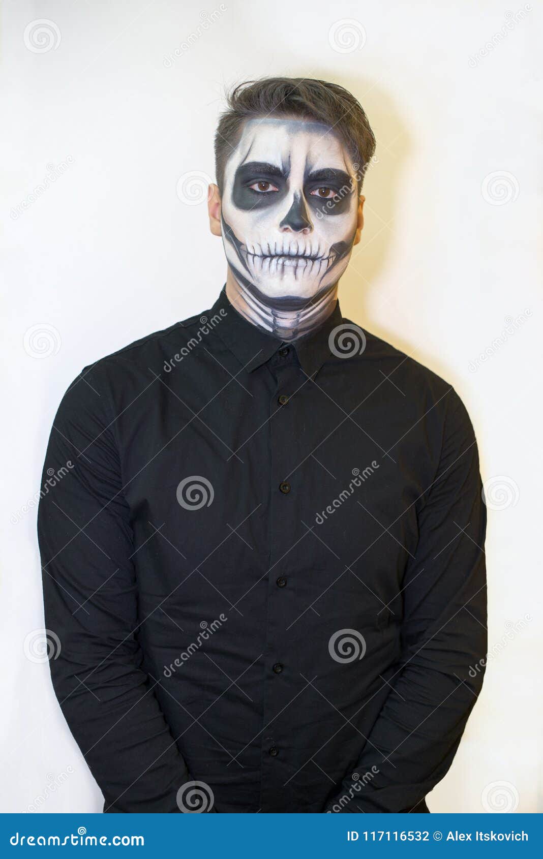 Hombre En El Maquillaje Halloween Dibujo De Un Vampiro, Esqueleto En Su Cara Foto Del Primer Foto de archivo - Imagen de individuo, persona: 117116532 Hombre En El Maquillaje Halloween Dibujo De Un Vampiro, Esqueleto En Su Cara Foto Del Primer Foto de archivo - Imagen de individuo, persona: 117116532