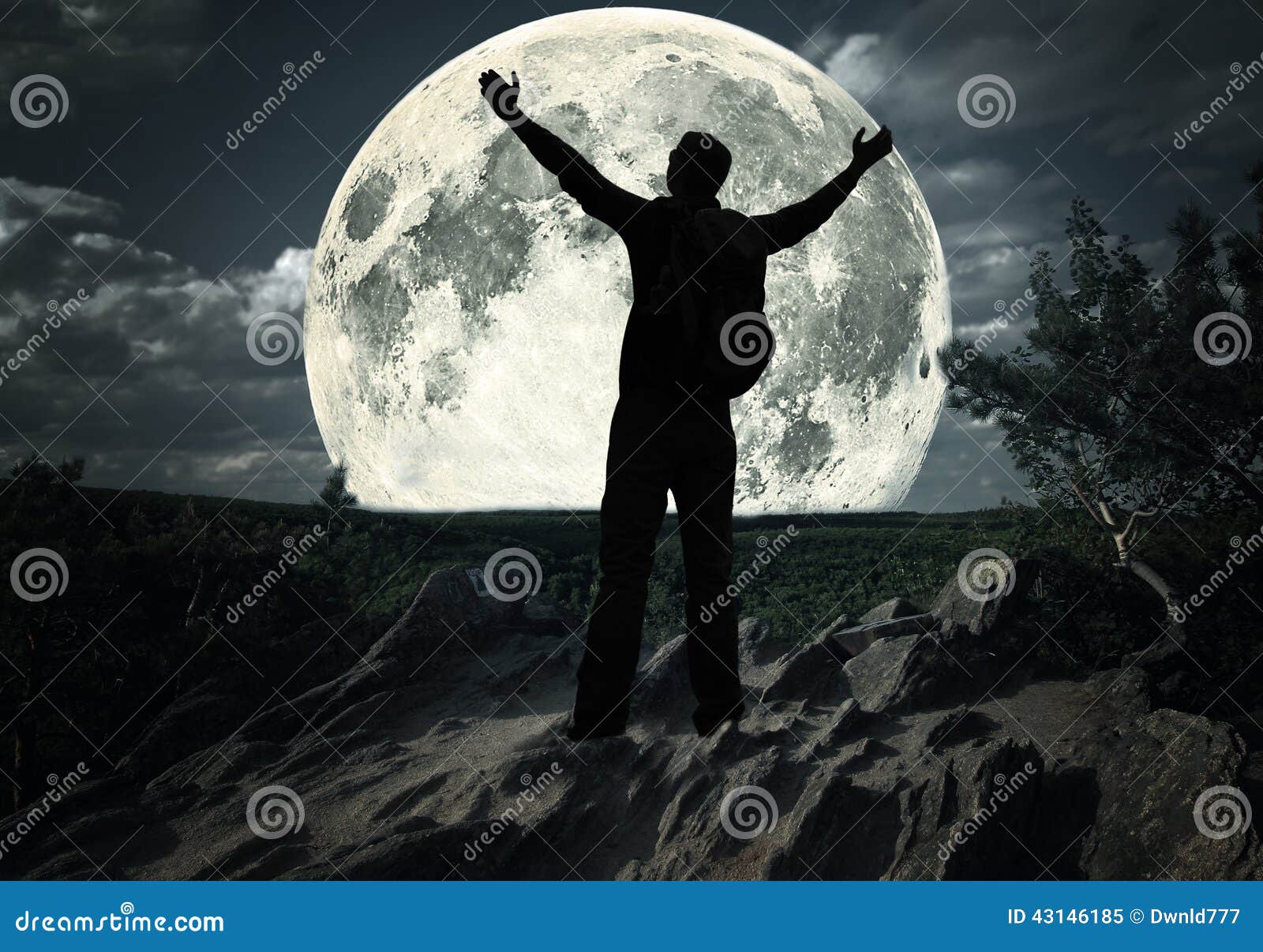 Hombre iluminado mirando la luna: fotografía de stock © frankie_s #76852249