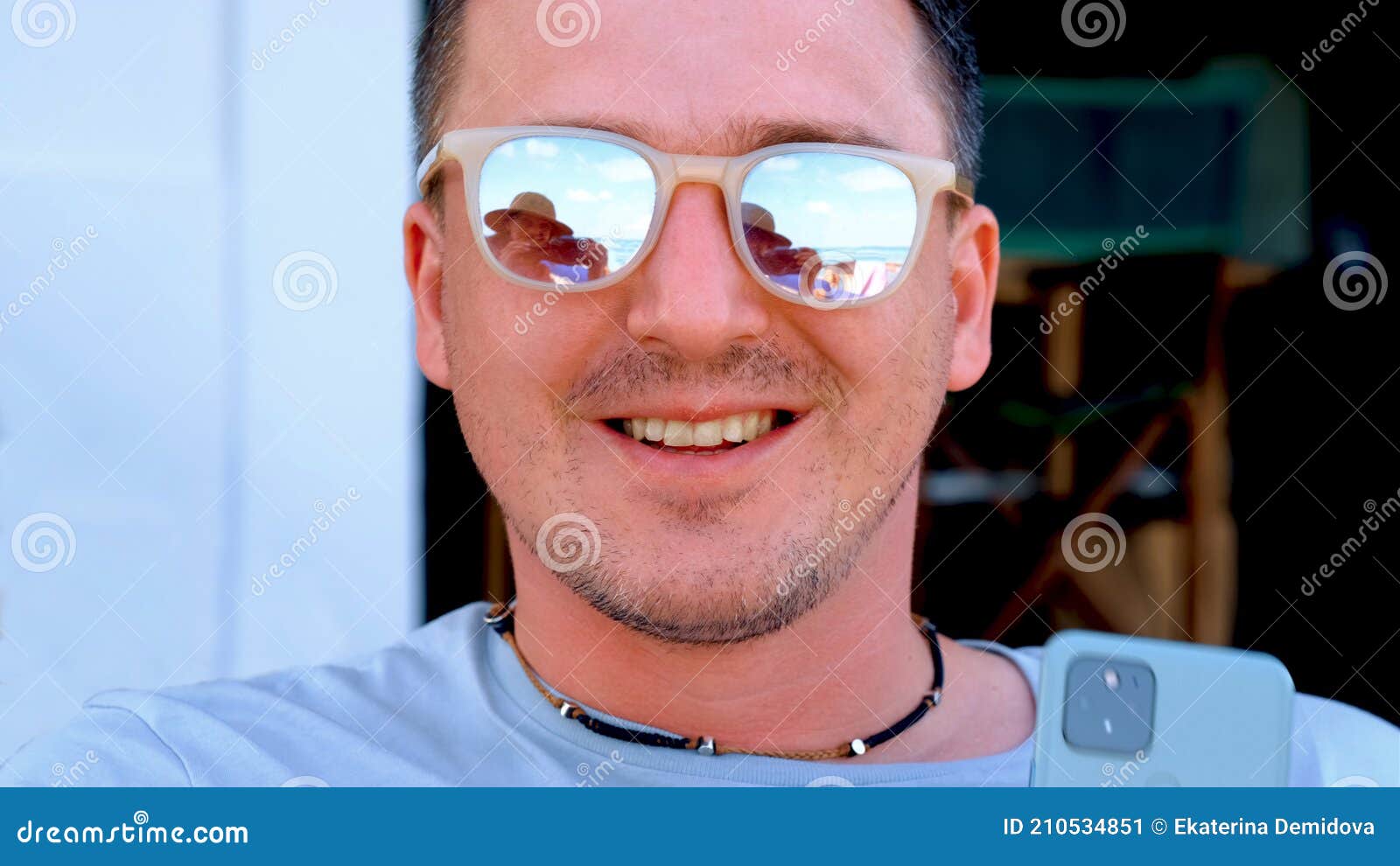 Hombre En Espejo Gafas De Sol Habla Con Mujer En De Mar Imagen de archivo - Imagen de cara, sunglasses: