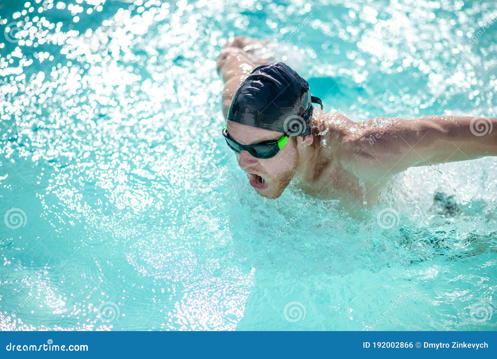 Hombre En Gafas De Natación Haciendo Ejercicio En Piscina Foto de archivo -  Imagen de adulto, fuerte: 192002866