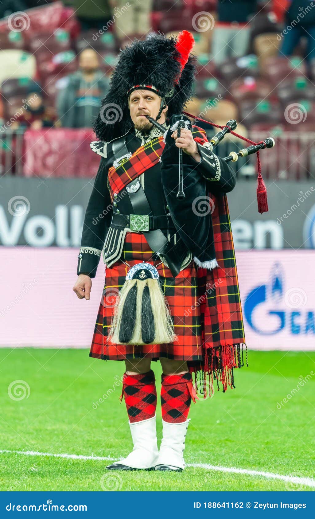 Hombre En Kilt Tradicional Escocés Antes Del Partido De