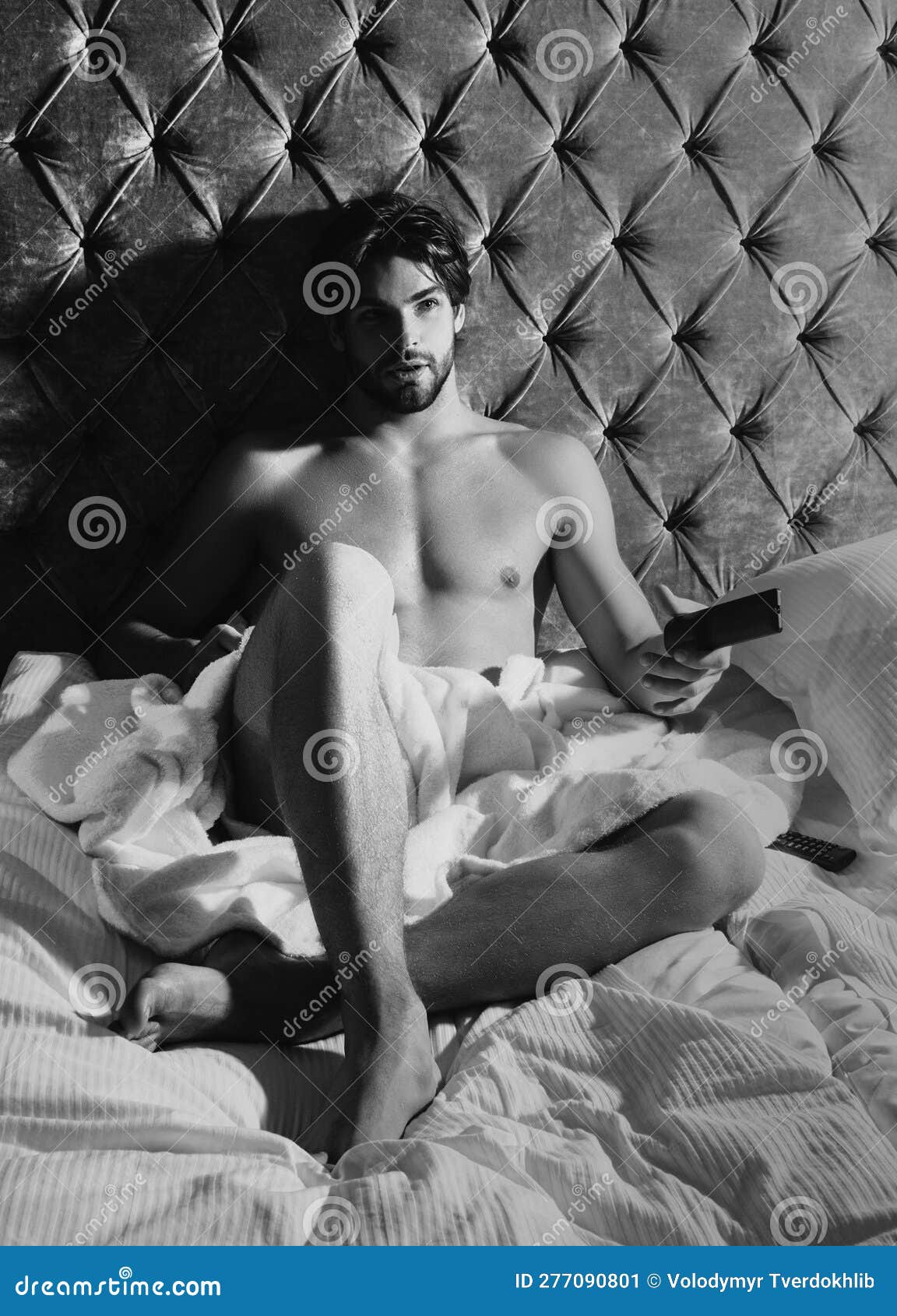 Hombre En La Cama. Un Hombre Modelo Sexy Desnudo, Solo En El Dormitorio.  Imagen de archivo - Imagen de género, muscular: 277090801