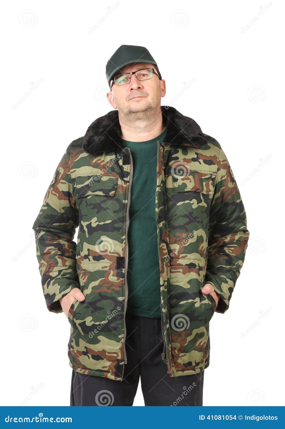 Hombre en ropa militar foto de archivo. Imagen de resistente - 41081054