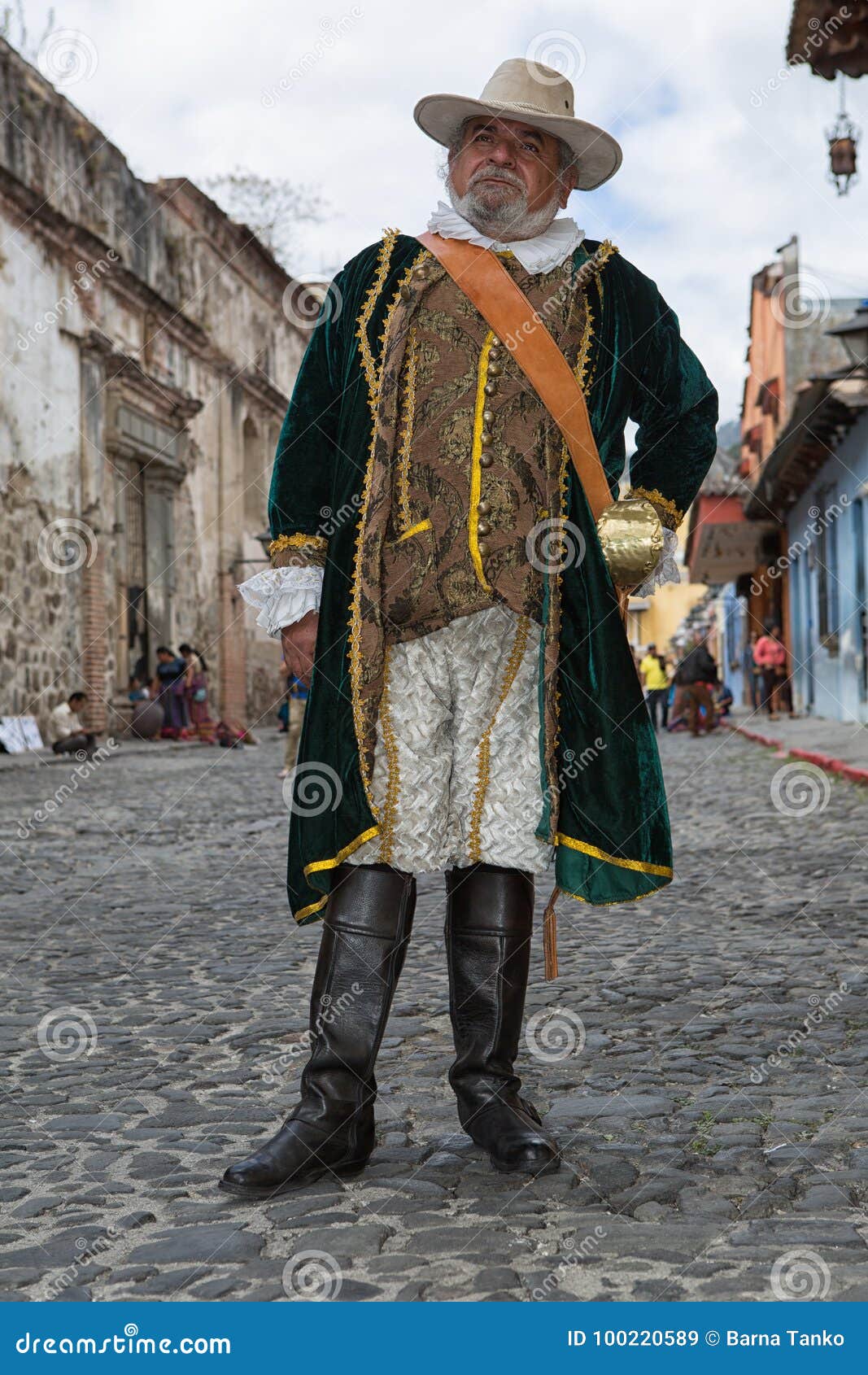 Hombre en traje colonial imagen de archivo editorial. Imagen de standing - 100220589 Hombre en traje colonial imagen de archivo editorial. Imagen de standing - 100220589