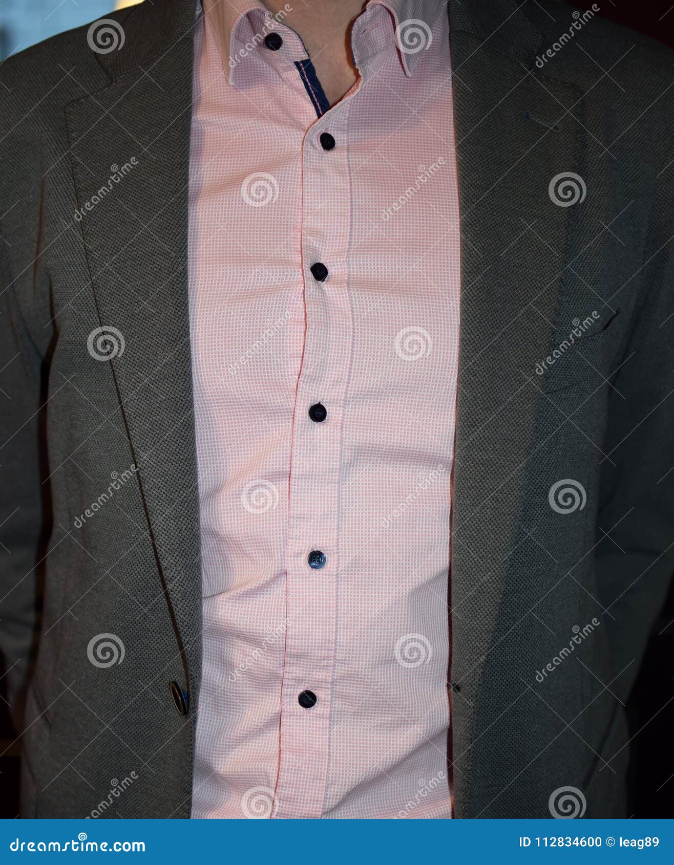 Hombre En Traje Gris De Chaqueta Y Camisa Rosada Foto de archivo - Imagen de encargado: 112834600