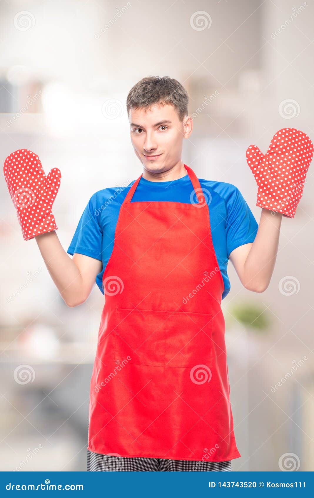 Hombre En Un Delantal Y Manoplas Para Caliente En La Cocina Foto de archivo  - Imagen de confidente, rojo: 143743520