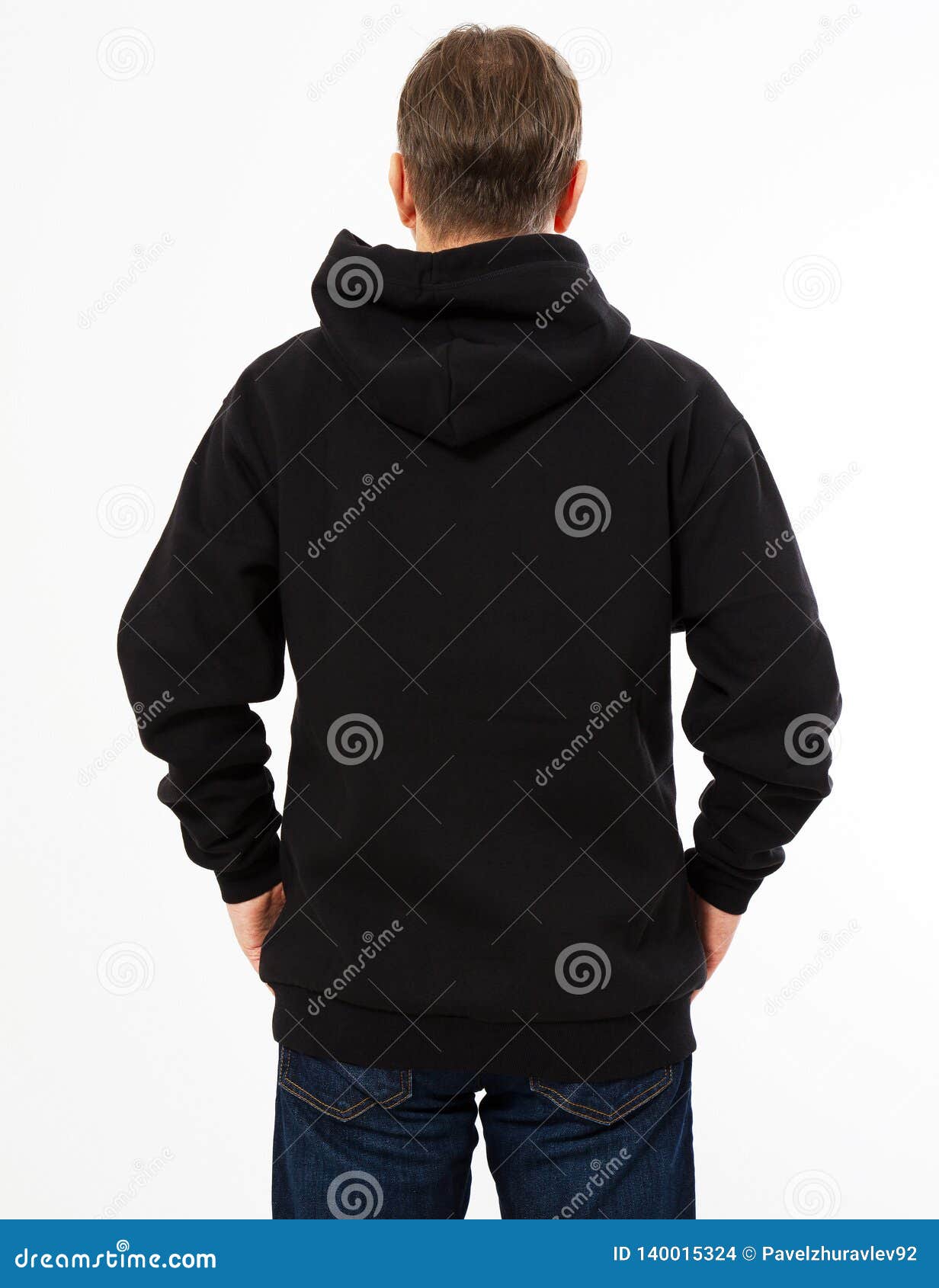 Sudadera negra con capucha en hombre aislado