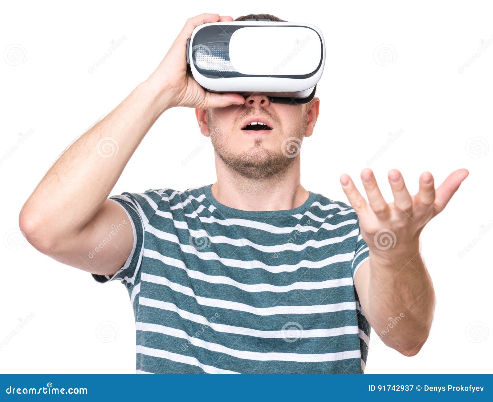 Hombre en vidrios de VR. Hombre sorprendente que lleva las gafas de la realidad virtual que miran películas o que juegan las manos que gesticulan de los videojuegos, aisladas en el fondo blanco Mirada masculina sorprendida en vidrios de VR