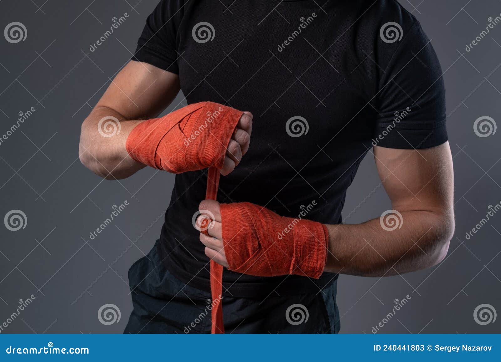 Hombre Envolviendo Manos Con Cinta Roja Preparándose Para El Boxeo