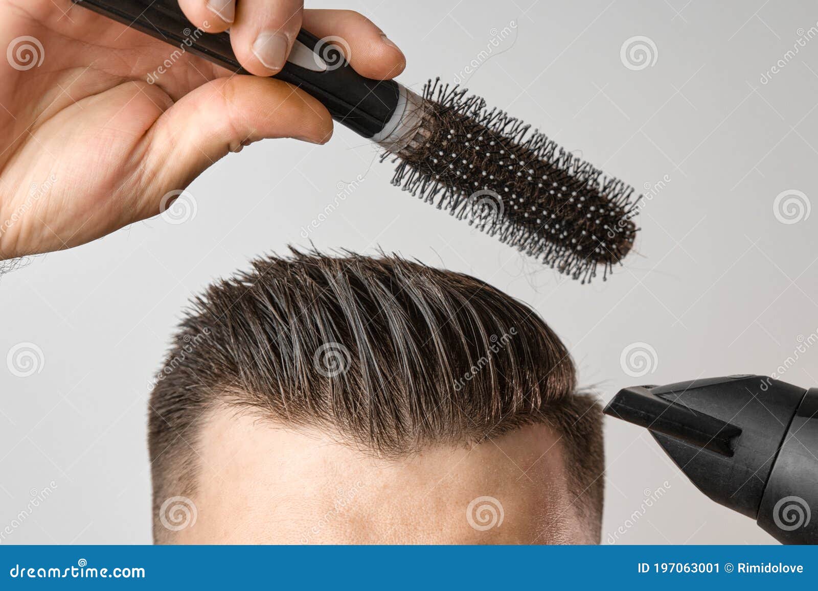 Hombre Estilizando Su Pelo Con Secador De Pelo Y Cepillo Redondo Cuidado  Del Pelo En Casa Después De Una Barbería Moda De Los Hom Imagen de archivo  - Imagen de cuidado, peinado: