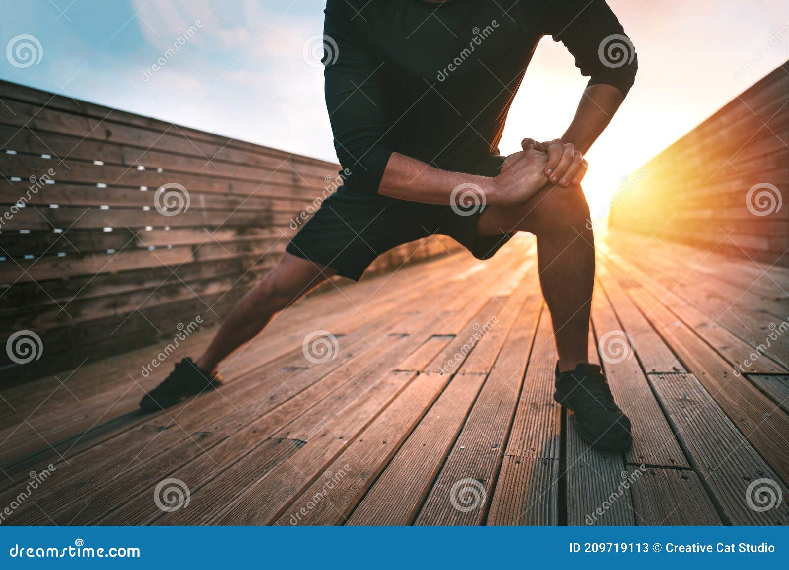 Joven Corredora De Fitness Estirando Y Calentando Las Piernas