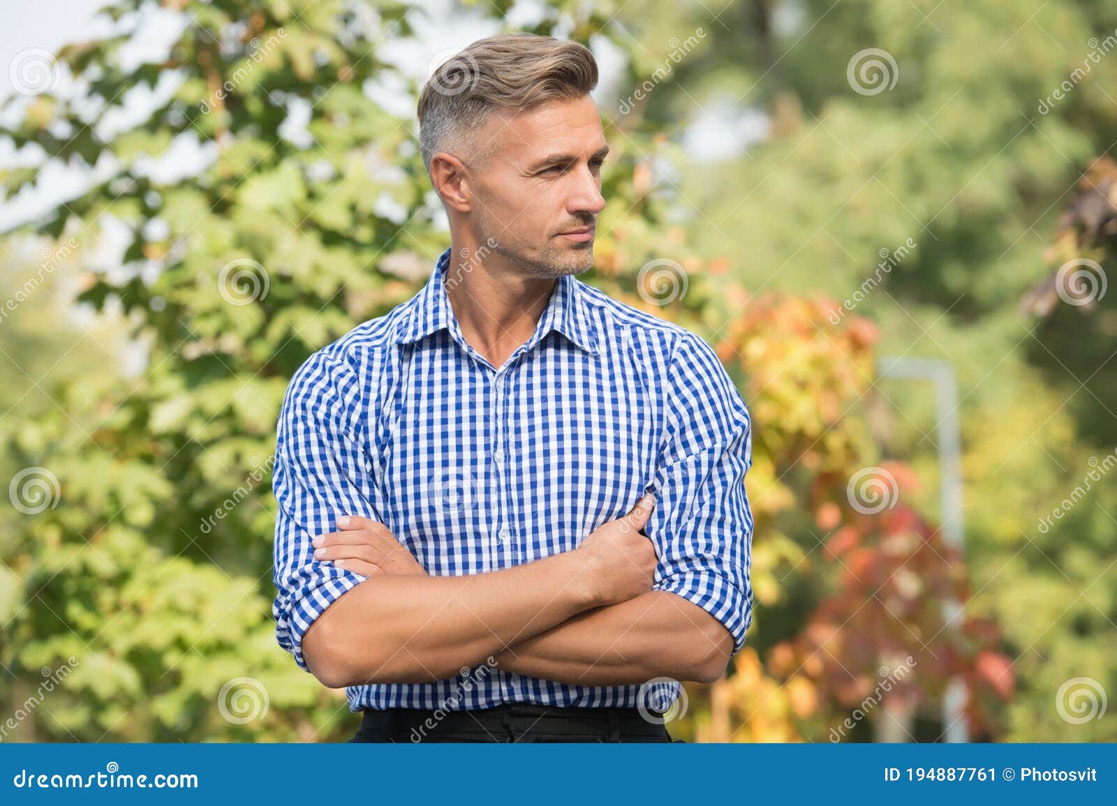 Hombre guapo usar suéter moda al aire libre