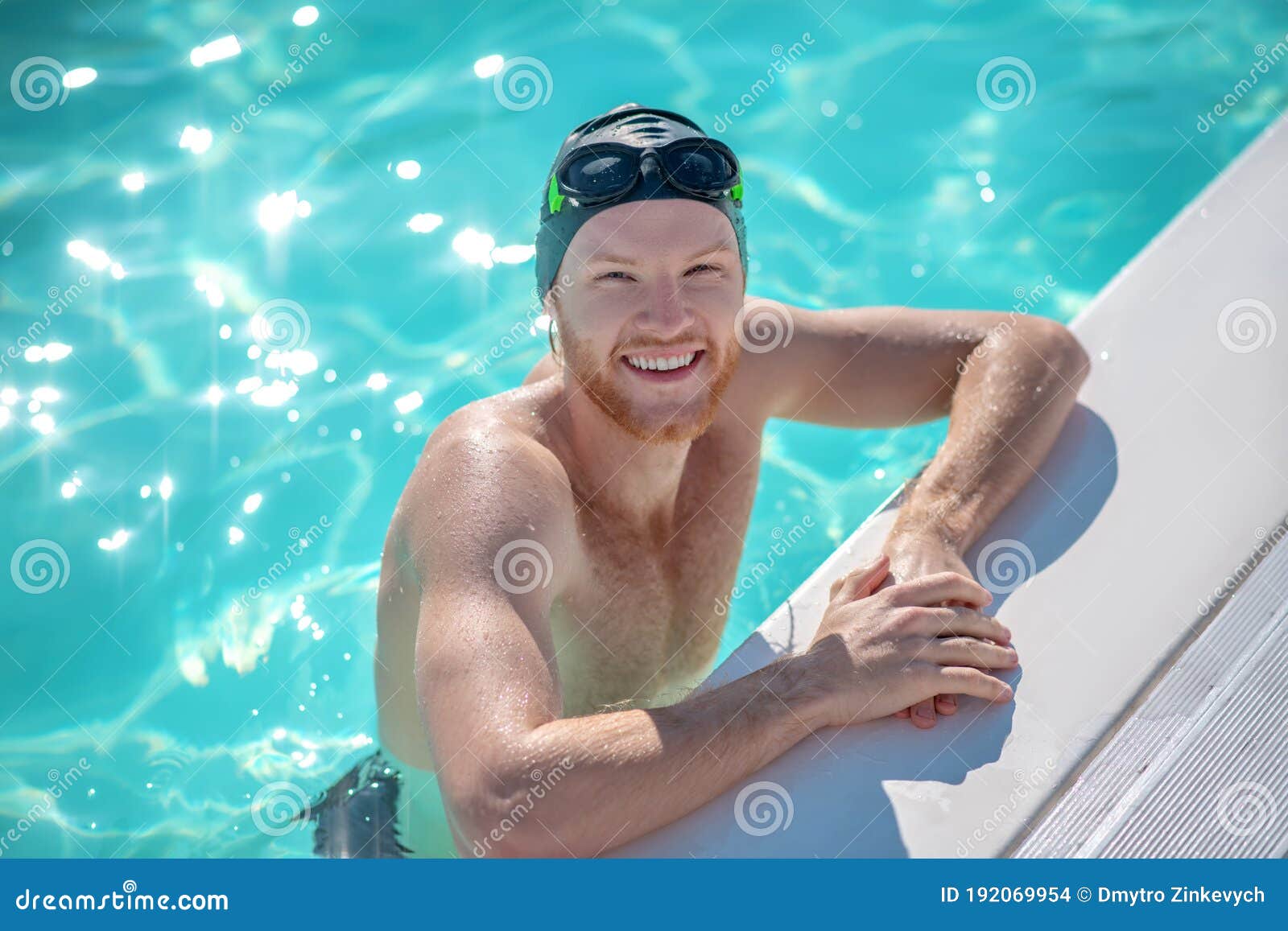 Hombre Feliz Con Gorra De Baño En El Agua En La Piscina Foto de archivo -  Imagen de atleta, cara: 192069954