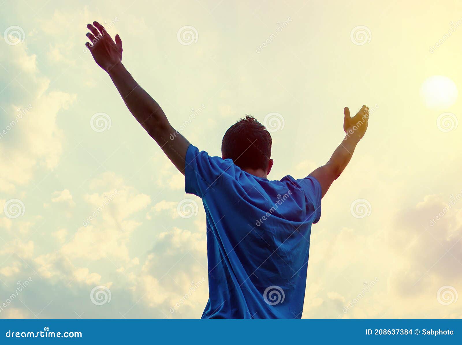 Hombre Feliz Con Las Manos Arriba Foto de archivo - Imagen de  descubrimiento, celaje: 208637384