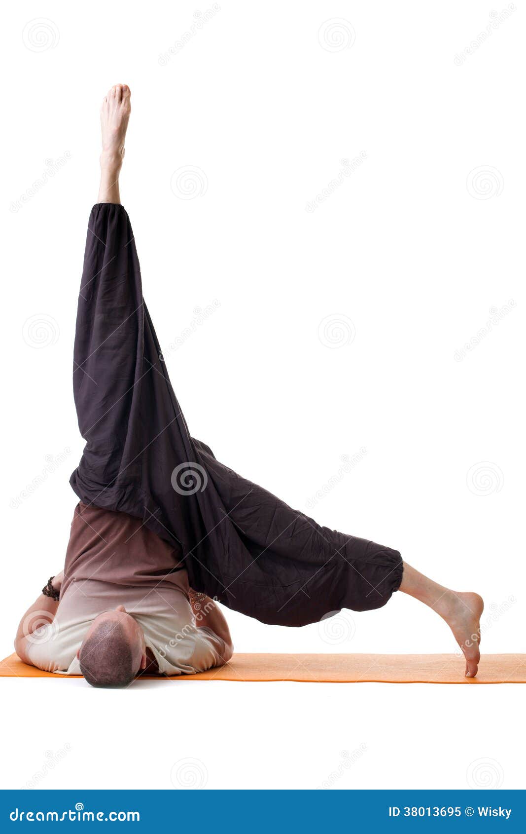 Hombre Flexible Que Hace Yoga En Ropa Suelta Imagen de archivo