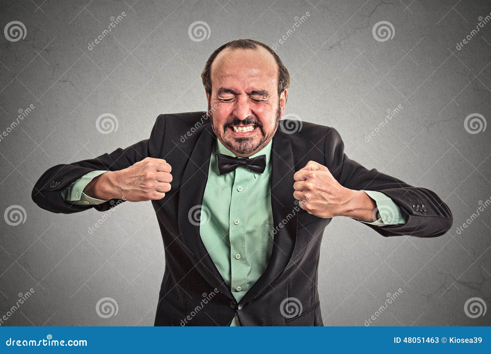 Hombre Frustrado Enojado Que Grita Imagen de archivo - Imagen de  envejecido, individuo: 48051463, image size:1600x1154