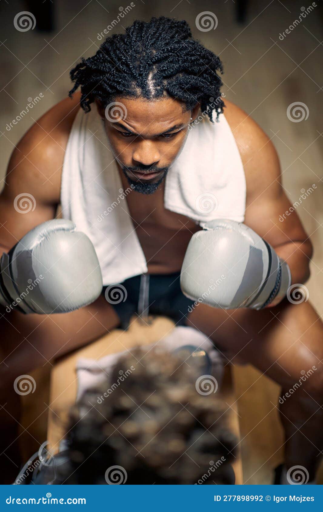 Hombre Fuerte, Sin Camisa, Con Guantes De Boxeo Sentados En El Banco Con  Entrenador Cara a Cara Foto de archivo - Imagen de persona, kickboxing:  277898992