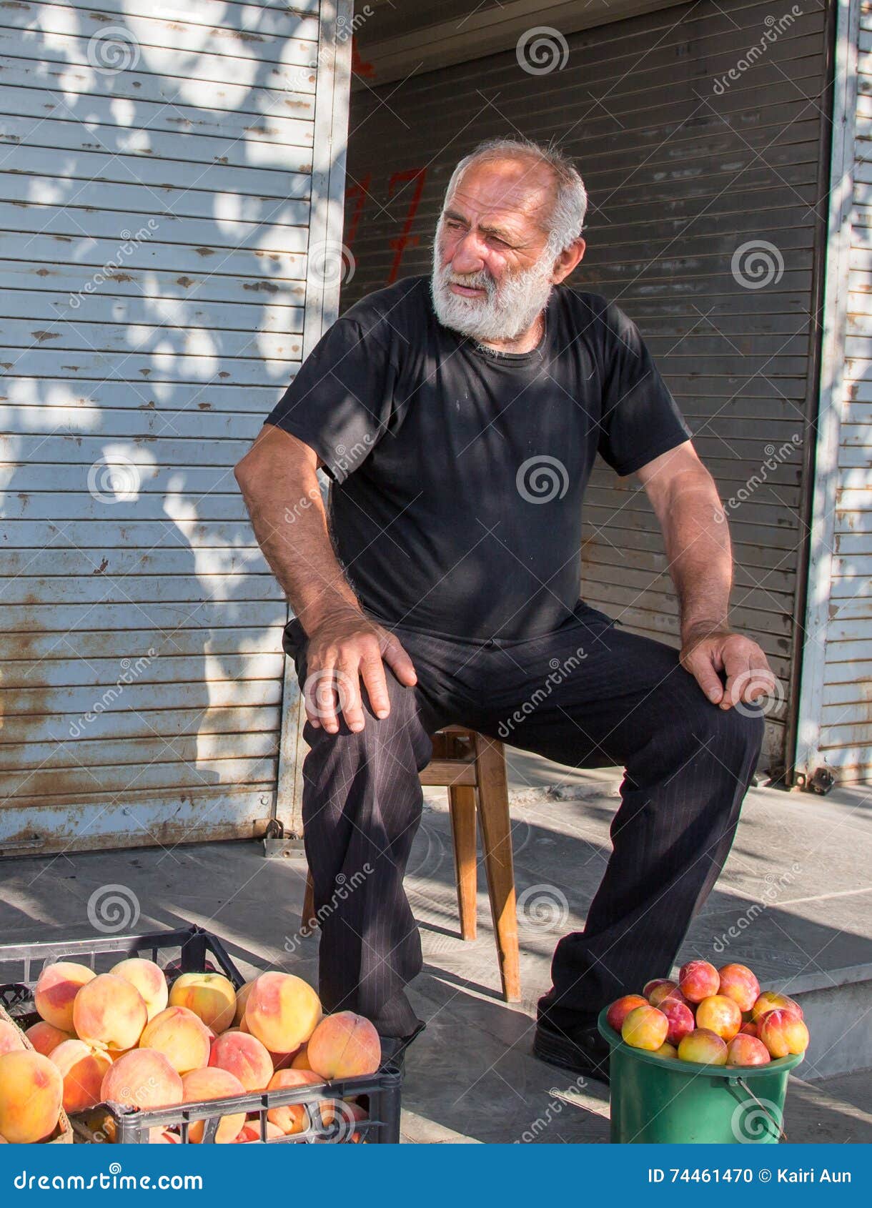 Hombre georgiano que vende las frutas en un mercado. TELAVI, GEORGIA - CIRCA JULIO DE 2016: un vendedor de la fruta en un mercado