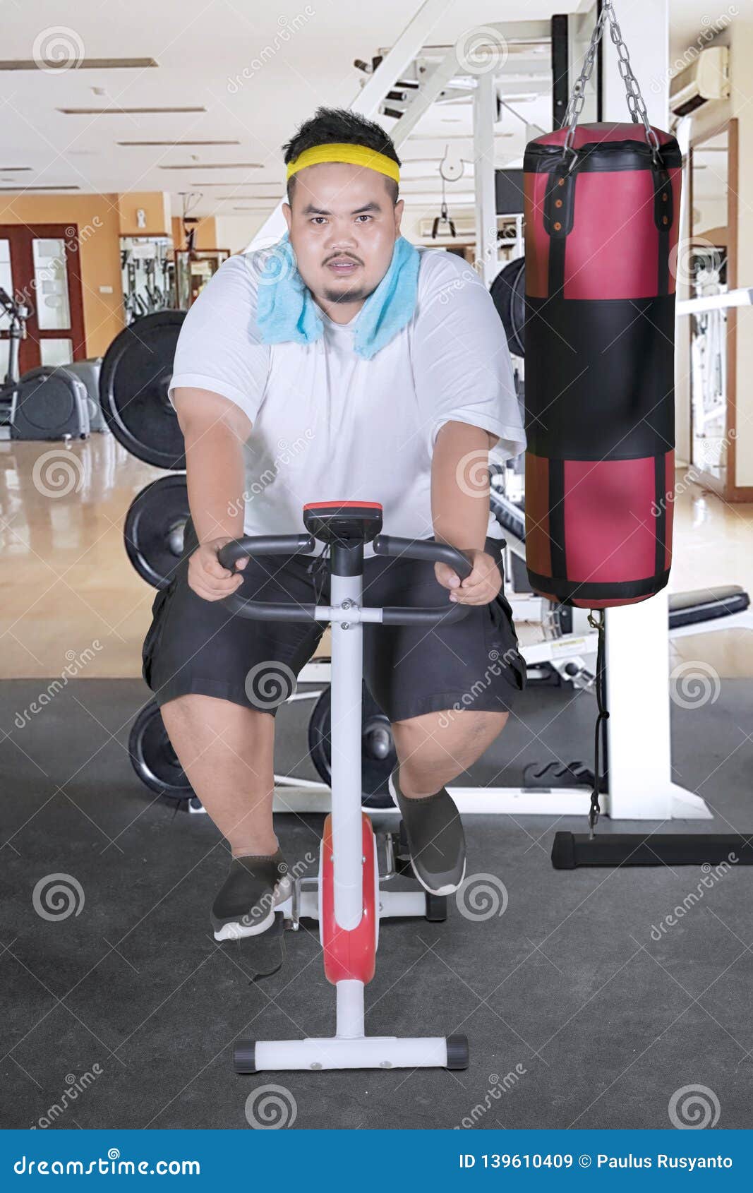 Hombre Gordo Asiático Usando Una Bicicleta Estática Para La Pérdida De Peso Imagen de - Imagen de hombre, resistencia: 139610409