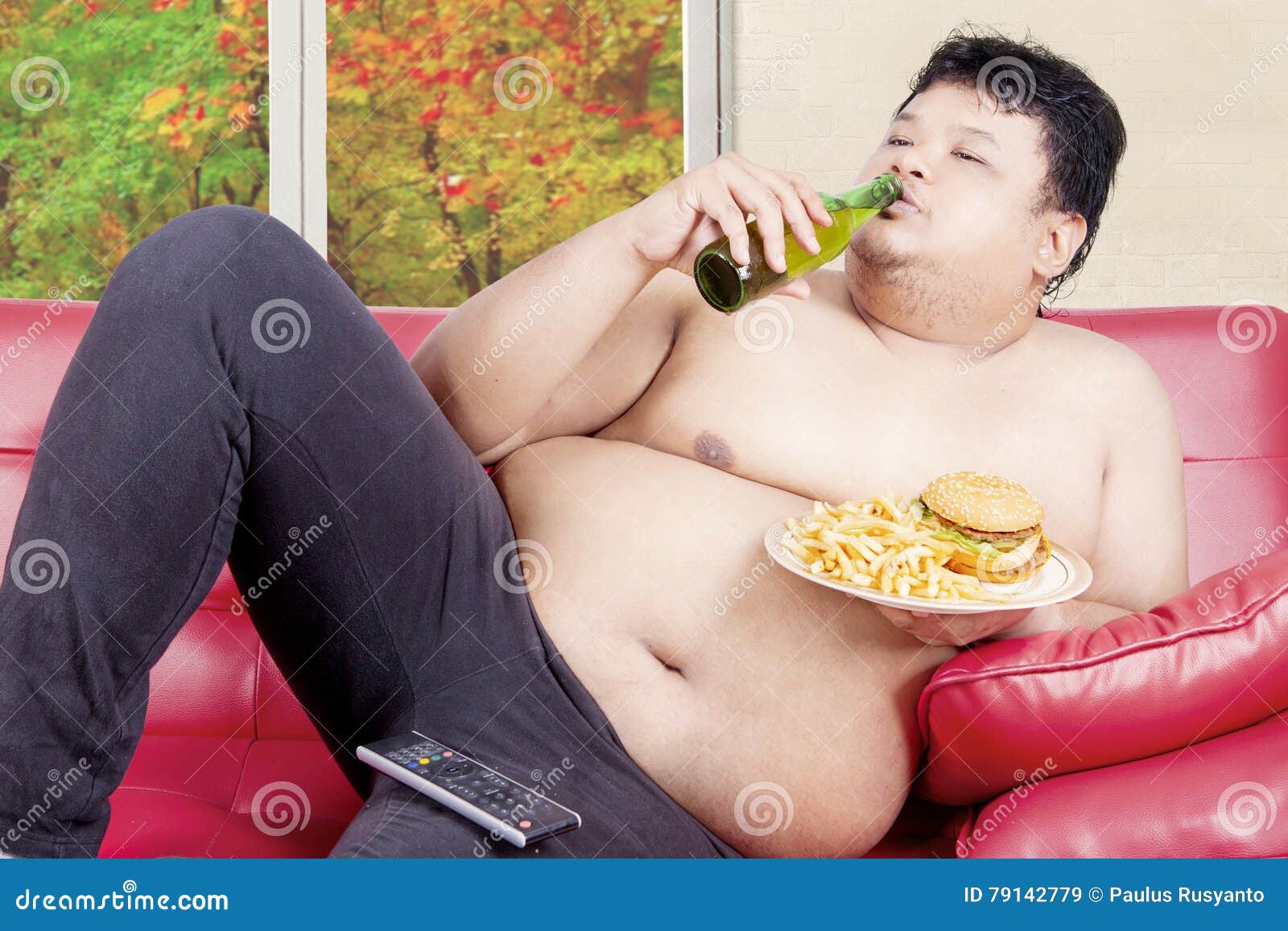 Толстый человек лежит