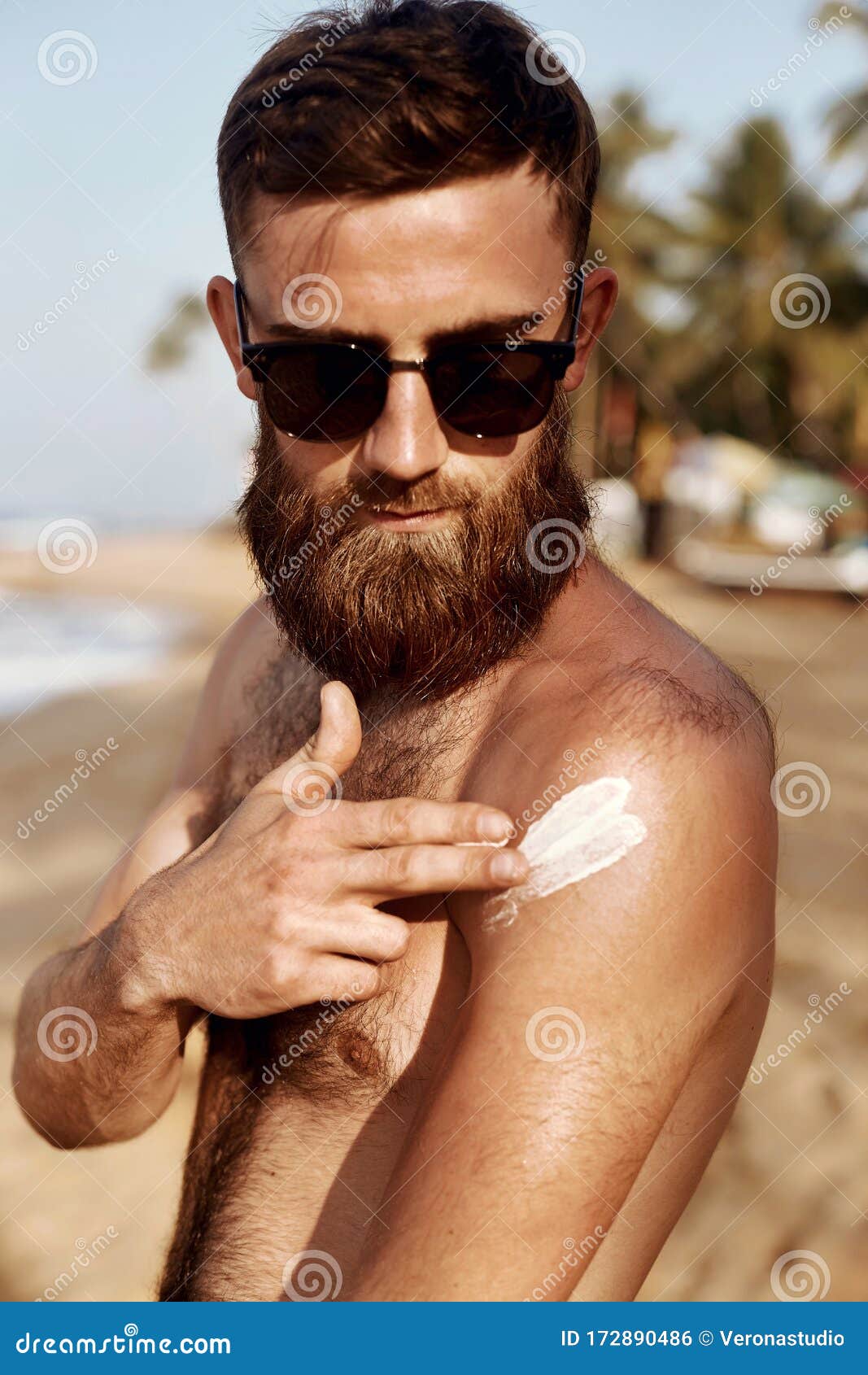 Hombre Guapo En Las Vacaciones De Verano. Hombre Con Gafas De Sol