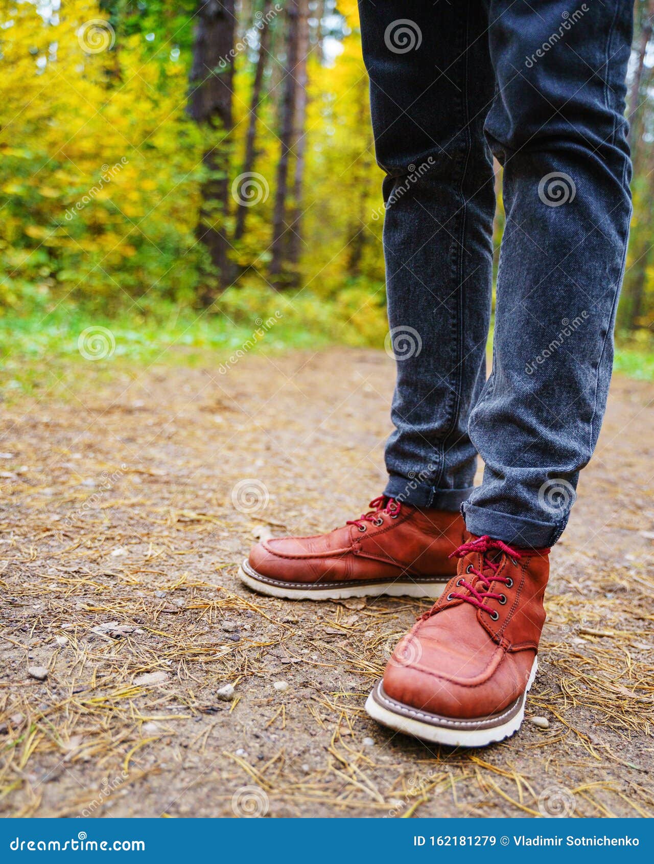 lapso embotellamiento Río arriba Hombre Haciendo Senderismo En El Bosque De Otoño Con Botas Rojas Imagen de  archivo - Imagen de viaje, pantalones: 162181279