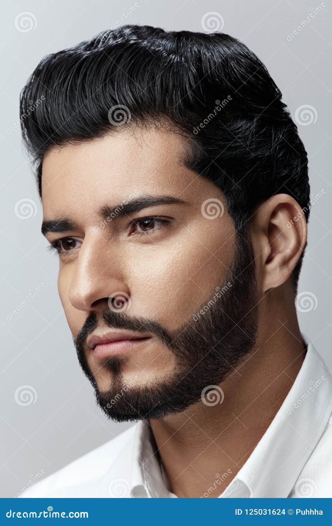 Hombre Hermoso Con Estilo De Pelo, La Barba Y El Retrato De La Cara De La  Belleza Foto de archivo - Imagen de pelo, negro: 125031624