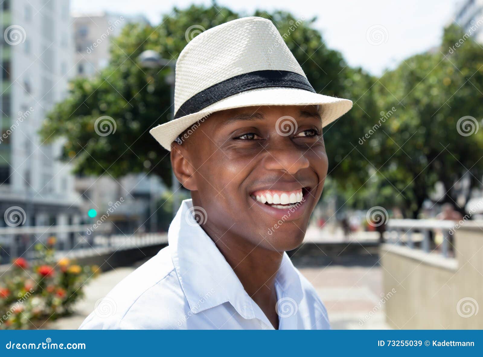 Hombre Hermoso De Con El Sombrero De Paja Imagen de archivo - Imagen exterior, nigeria: 73255039