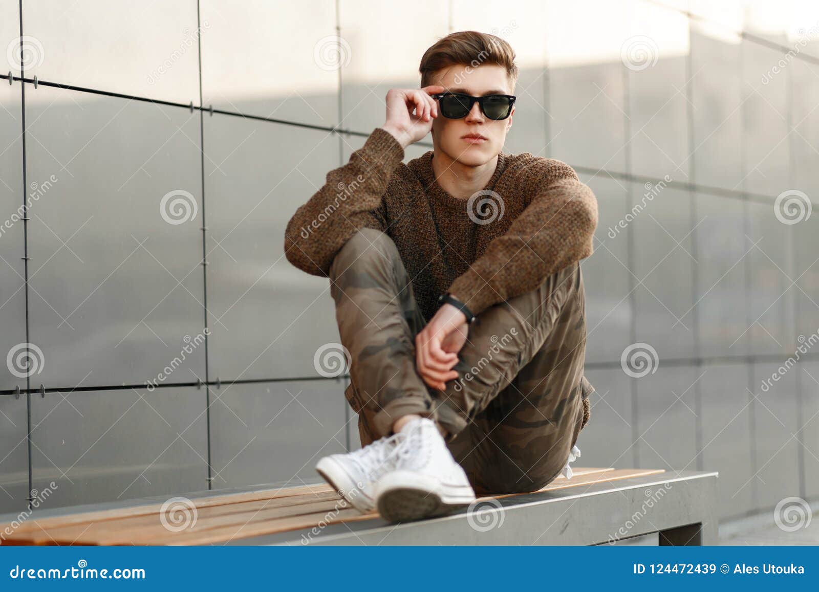 Hombre Hermoso De La Moda Con Las Gafas De Sol En Pantalones Militares  Imagen de archivo - Imagen de ocasional, inconformista: 124472439