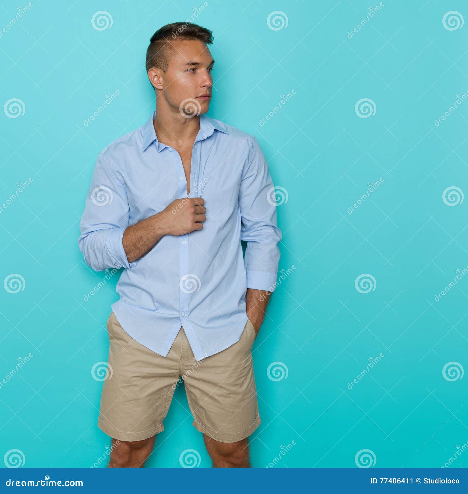 Potencial engañar Dormitorio Hombre Hermoso En Camisa Azul Y Los Pantalones Cortos Beige Que Miran Lejos  Imagen de archivo - Imagen de hermoso, mano: 77406411