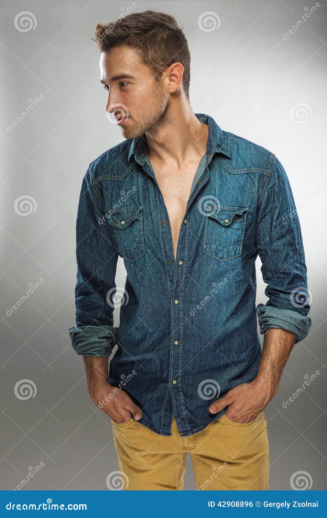 Hombre Hermoso En El Vestido De Moda Que Presenta En Vaqueros Foto de  archivo - Imagen de adulto, cara: 42908896